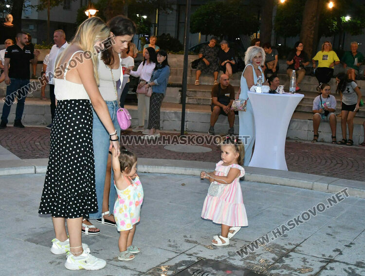 Хасковлии изпълниха пространството край „Заря“ за пиано бара под звездите