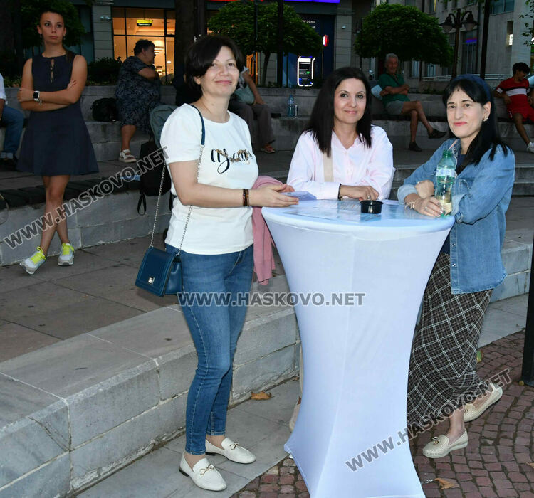 Хасковлии изпълниха пространството край „Заря“ за пиано бара под звездите