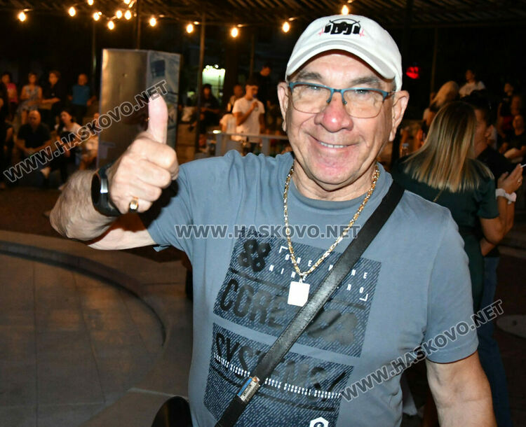 Хасковлии изпълниха пространството край „Заря“ за пиано бара под звездите