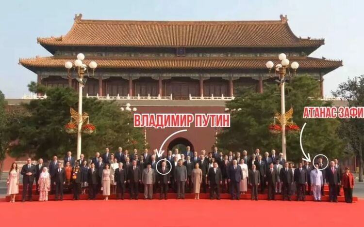 „Премиерът каза, че г-н Зафиров е в отпуска и че няма никаква представа той къде е и какво прави. Това е снимка на Атанас Зафиров от отпуската му“ - от публикацията на Елисавета Белобрадова в Х.