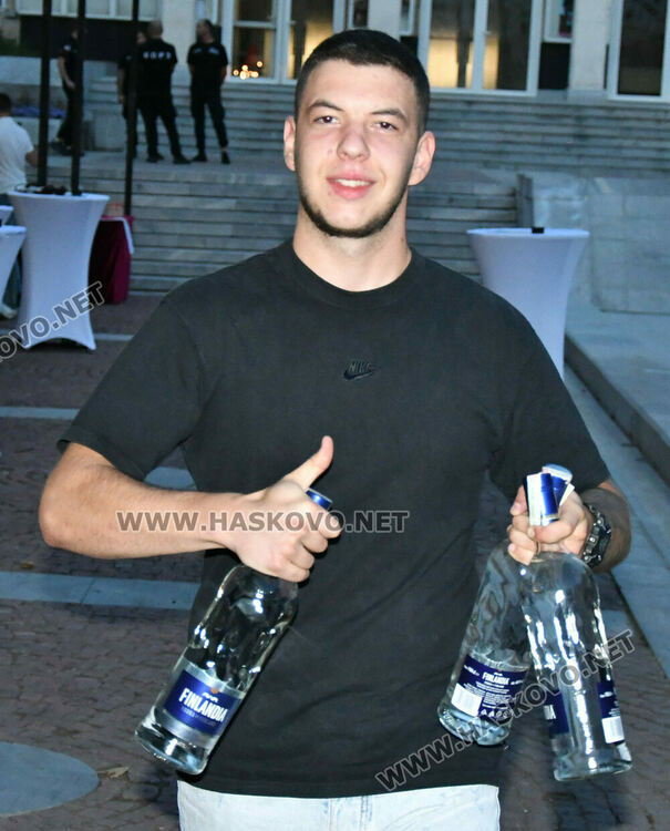 Хасковлии изпълниха пространството край „Заря“ за пиано бара под звездите