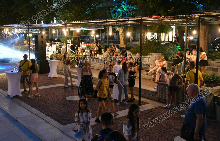 Хасковлии изпълниха пространството край „Заря“ за пиано бара под звездите
