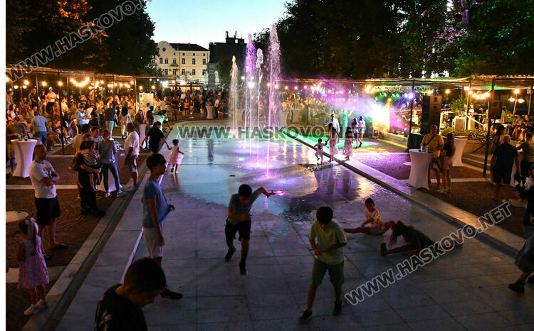 Хасковлии изпълниха пространството край „Заря“ за пиано бара под звездите