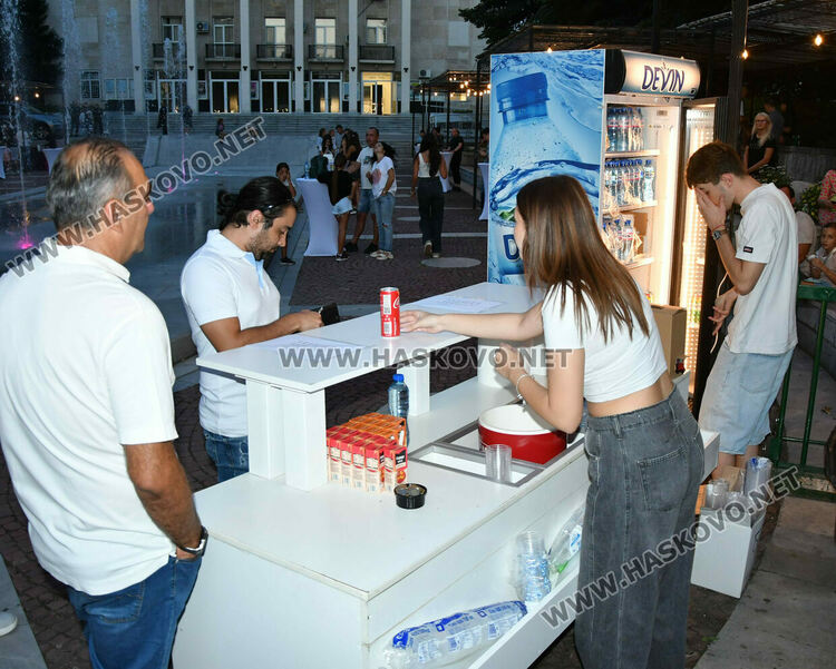 Хасковлии изпълниха пространството край „Заря“ за пиано бара под звездите