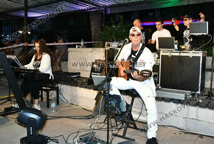 Хасковлии изпълниха пространството край „Заря“ за пиано бара под звездите