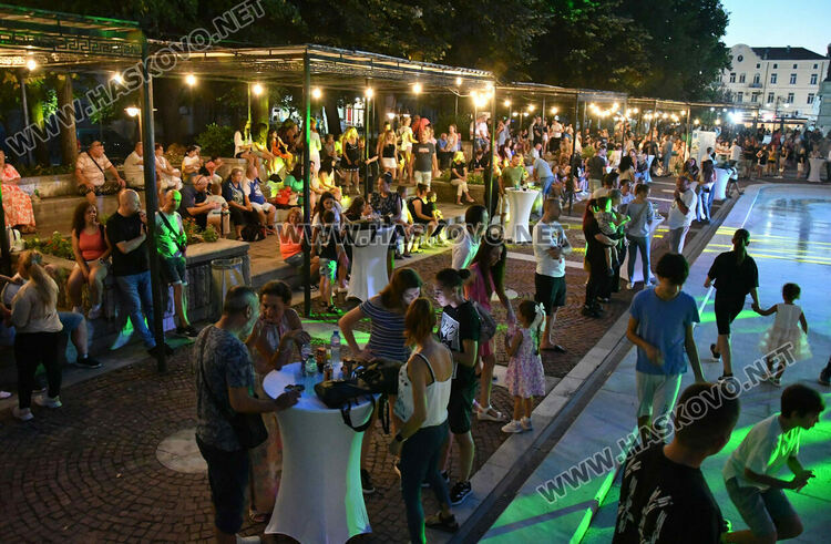 Хасковлии изпълниха пространството край „Заря“ за пиано бара под звездите