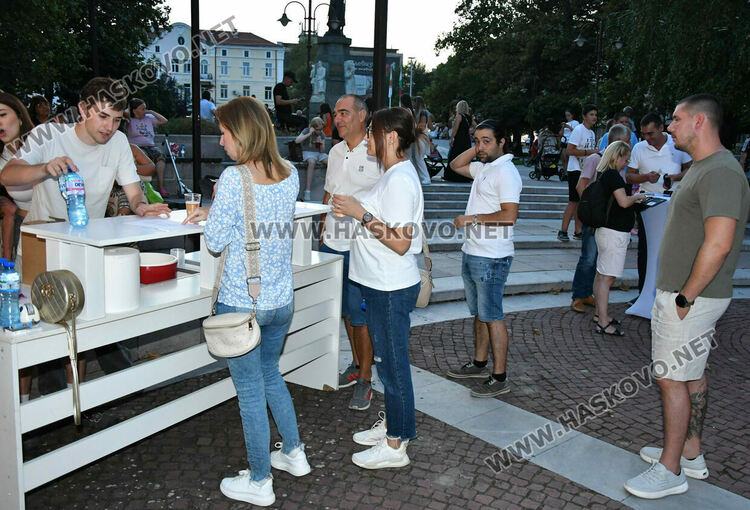 Хасковлии изпълниха пространството край „Заря“ за пиано бара под звездите