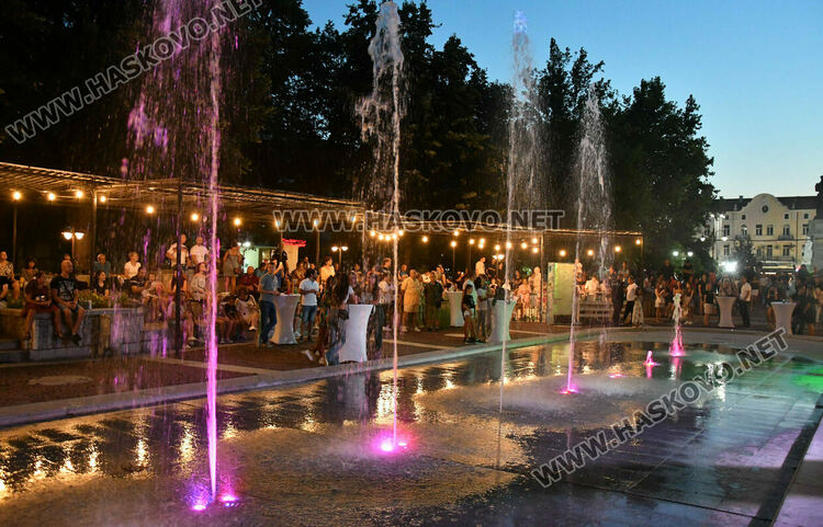 Хасковлии изпълниха пространството край „Заря“ за пиано бара под звездите