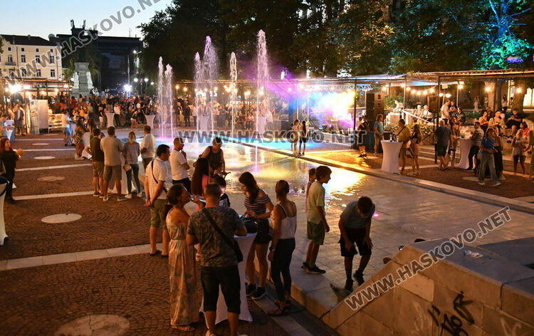 Хасковлии изпълниха пространството край „Заря“ за пиано бара под звездите