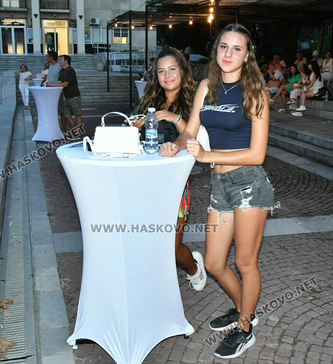 Хасковлии изпълниха пространството край „Заря“ за пиано бара под звездите