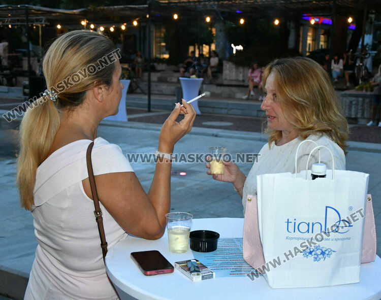 Хасковлии изпълниха пространството край „Заря“ за пиано бара под звездите