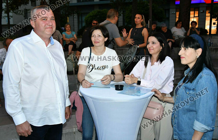 Хасковлии изпълниха пространството край „Заря“ за пиано бара под звездите