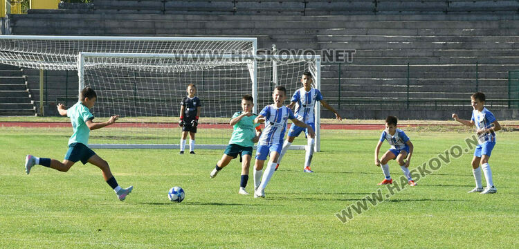 Млади футболисти от три области участват в детски футболен турнир в Хасково