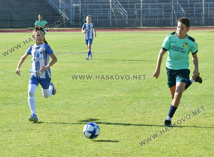 Млади футболисти от три области участват в детски футболен турнир в Хасково