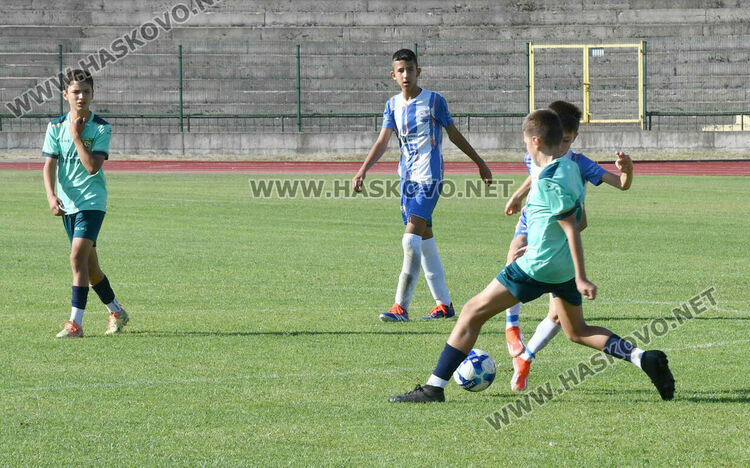 Млади футболисти от три области участват в детски футболен турнир в Хасково