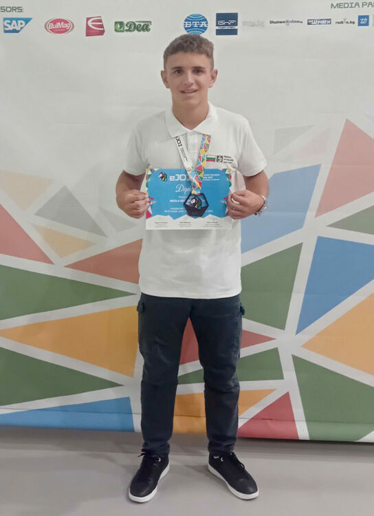 Никола Манолов от ПМГ-Хасково се окичи с бронзов медал от Европейската младежка олимпиада по информатика