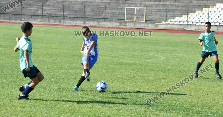 Млади футболисти от три области участват в детски футболен турнир в Хасково
