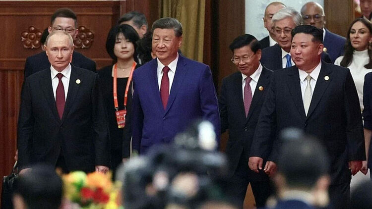 Как Китай използва мащабния военен парад, за да пренапише историята