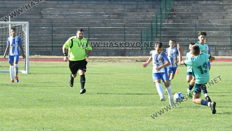 Млади футболисти от три области участват в детски футболен турнир в Хасково