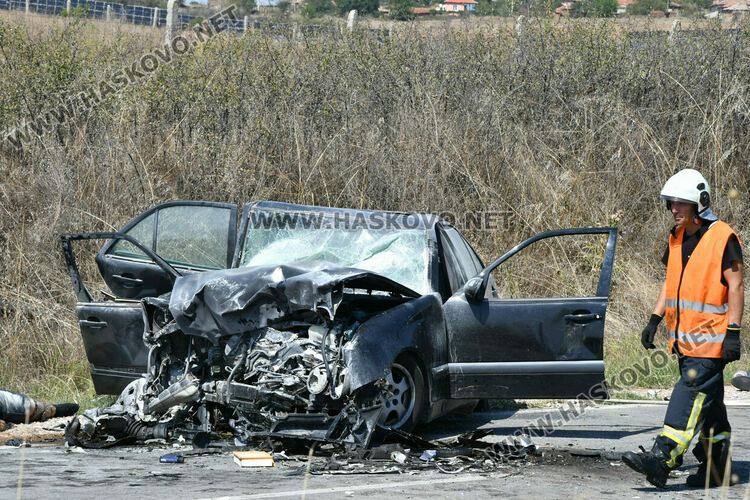 Разследващите предполагат, че водачът на Мерцедеса е причинил катастрофата с 4 жертви и 4 ранени 