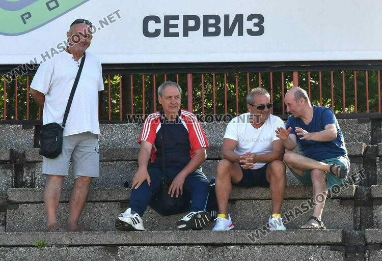 Млади футболисти от три области участват в детски футболен турнир в Хасково