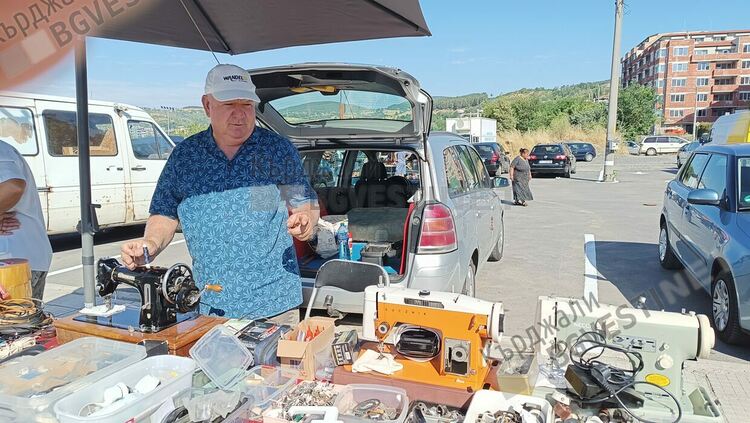 Кърджалийки пазаруват шевни машини от Битака,търговците държат цените високи