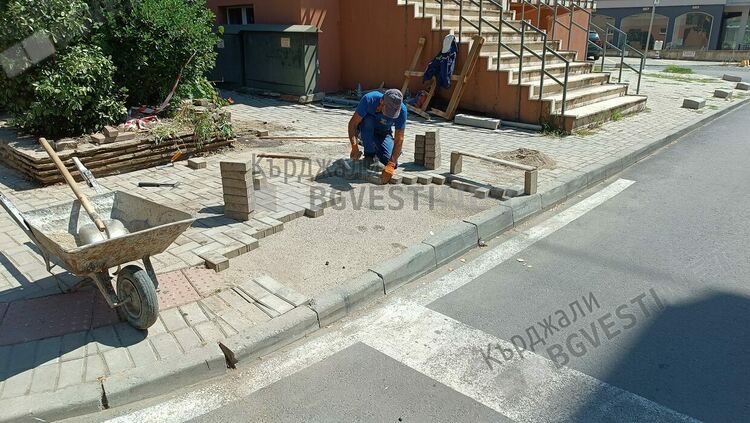 ЕВН за пример, възстановиха разкопаните тротоари заради авария в Кърджали