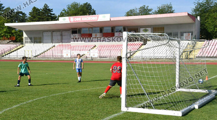 Млади футболисти от три области участват в детски футболен турнир в Хасково