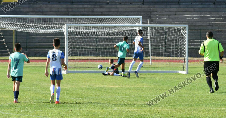 Млади футболисти от три области участват в детски футболен турнир в Хасково