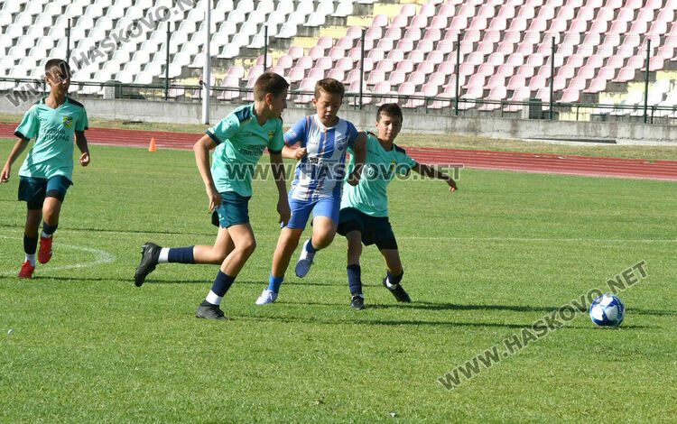 Млади футболисти от три области участват в детски футболен турнир в Хасково