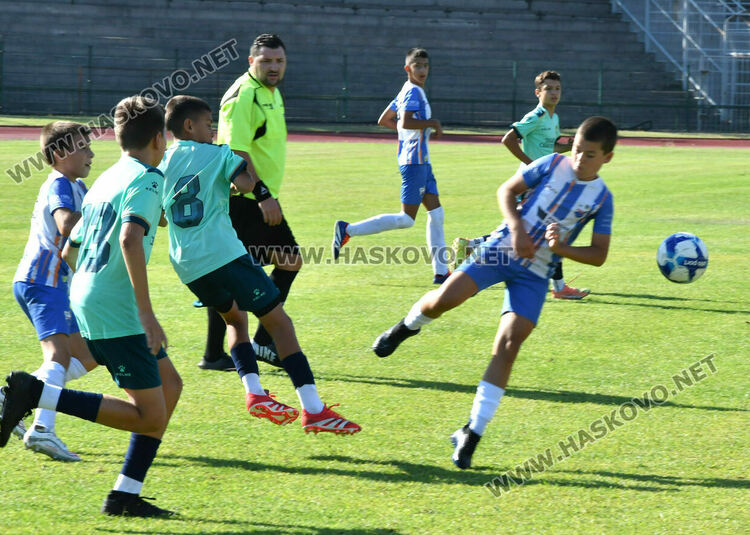 Млади футболисти от три области участват в детски футболен турнир в Хасково