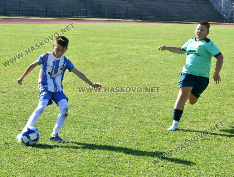 Млади футболисти от три области участват в детски футболен турнир в Хасково