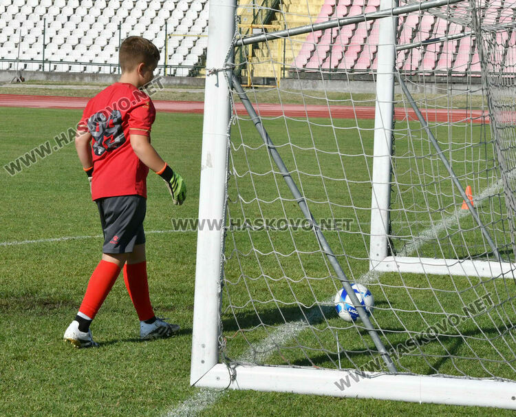 Млади футболисти от три области участват в детски футболен турнир в Хасково