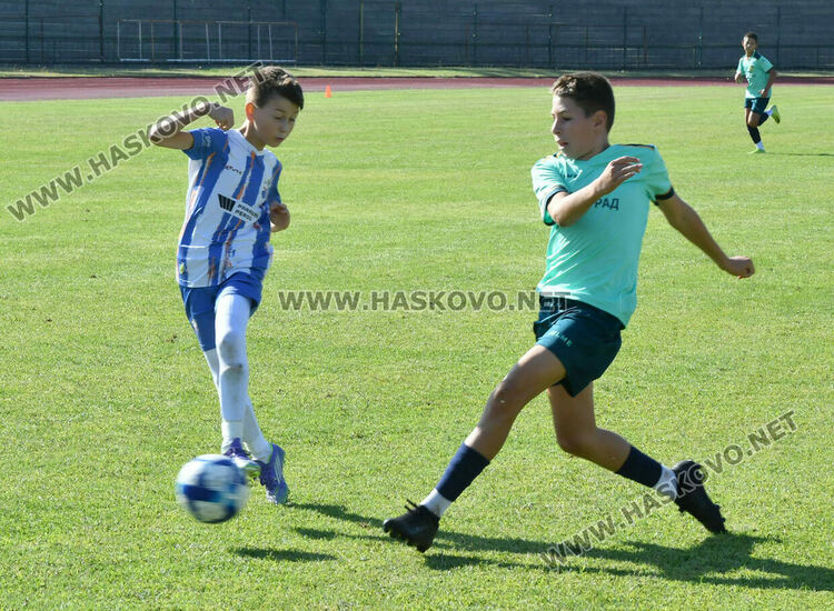 Млади футболисти от три области участват в детски футболен турнир в Хасково