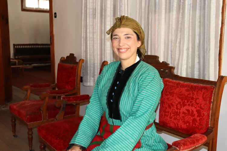 Девойки и младежи от Унгария и Гърция се преобразиха с автентични български народни носии в Хасково