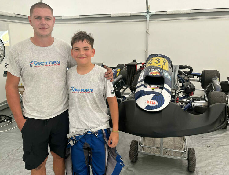 Пилотът Александър Георгиев и наставникът му Виктор Йосифов ot „Victory Racing Team“