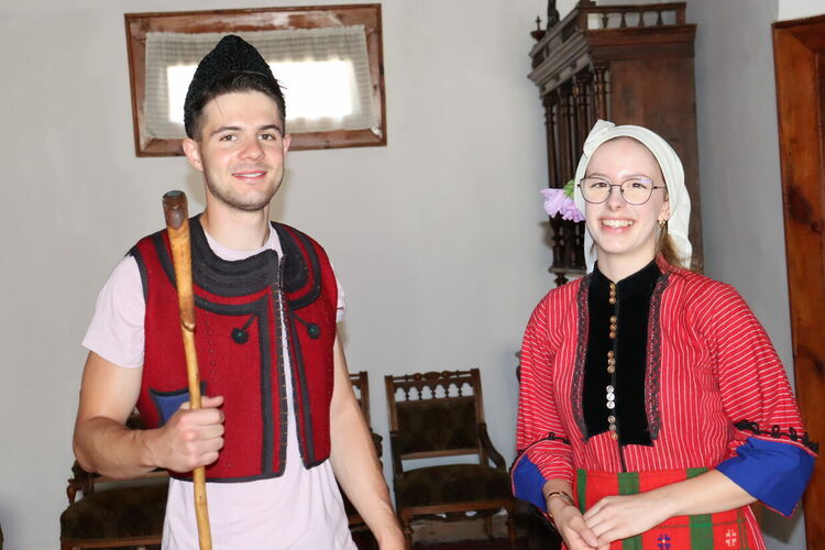 Девойки и младежи от Унгария и Гърция се преобразиха с автентични български народни носии в Хасково