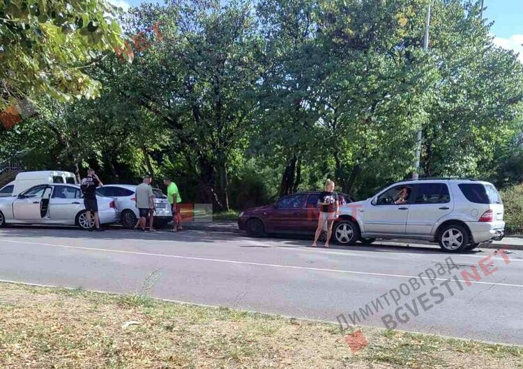 Джип помете 4 автомобила в центъра на Димитровград