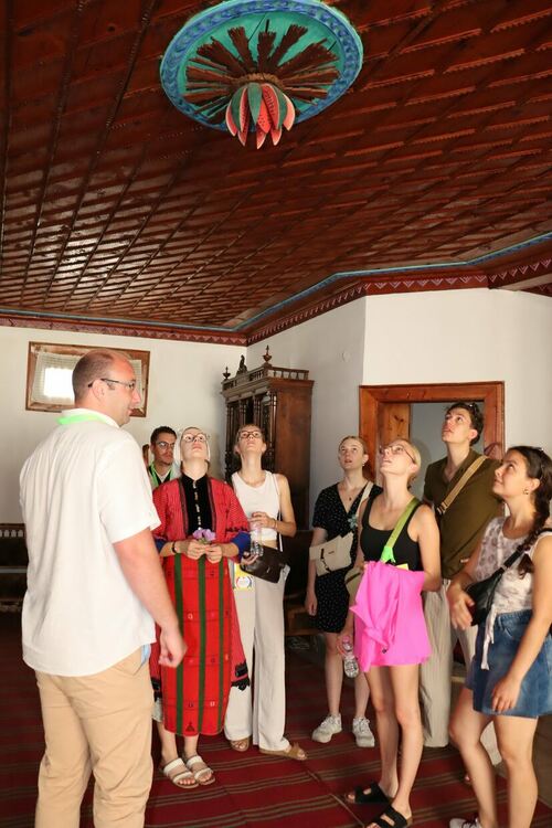 Девойки и младежи от Унгария и Гърция се преобразиха с автентични български народни носии в Хасково