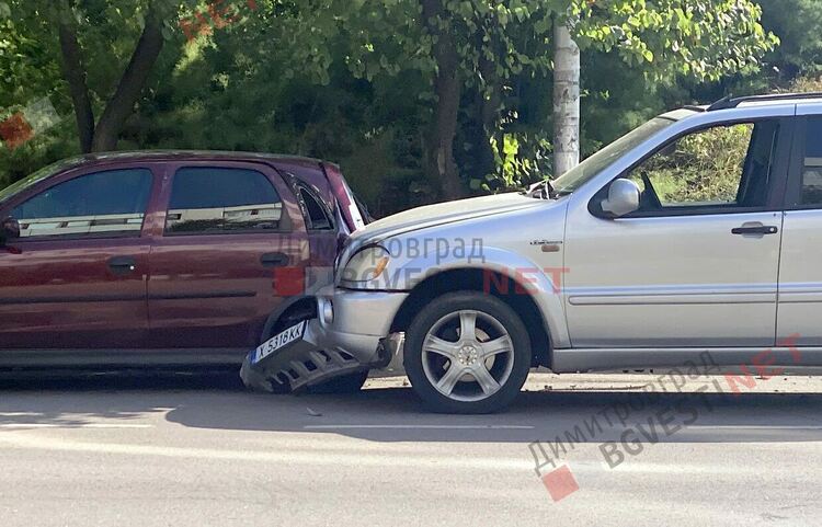Джип помете 4 автомобила в центъра на Димитровград