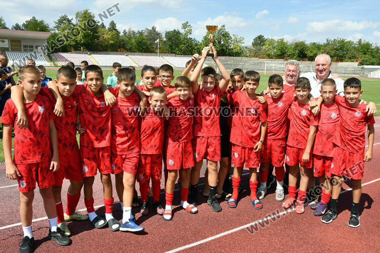 Младите футболисти от Карлово спечелиха турнира „Богомил Попов“ в Хасково 