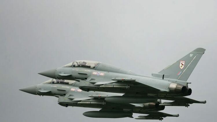 Британска двойка изтребители „Еурфайтър Тайфун“ - Снимката е илюстративна