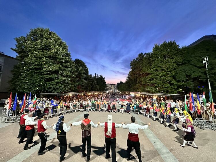 В Хасково показаха „Богатството на Европа“ с музика, танци, инструменти и красиви костюми 