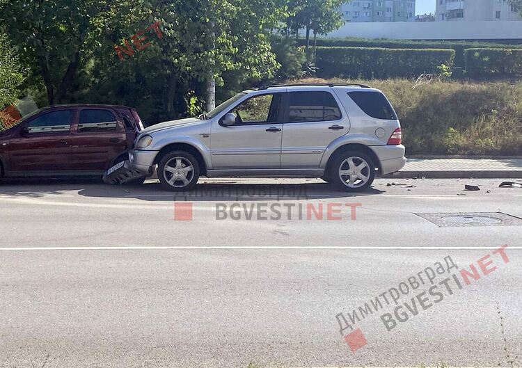Джип помете 4 автомобила в центъра на Димитровград
