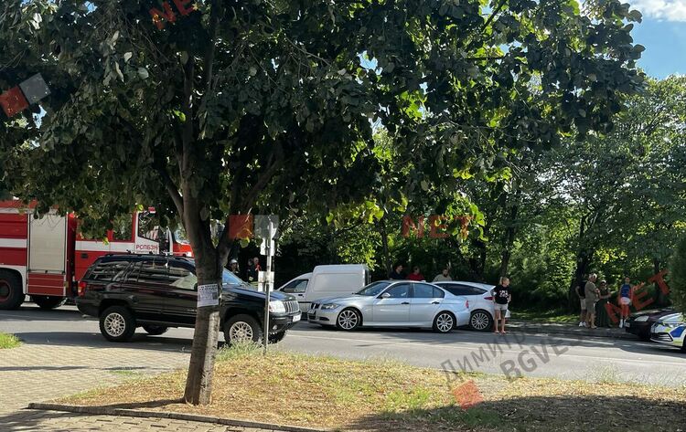 Джип помете 4 автомобила в центъра на Димитровград