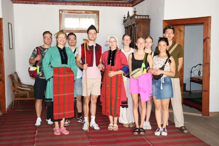 Девойки и младежи от Унгария и Гърция се преобразиха с автентични български народни носии в Хасково