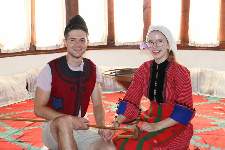 Девойки и младежи от Унгария и Гърция се преобразиха с автентични български народни носии в Хасково