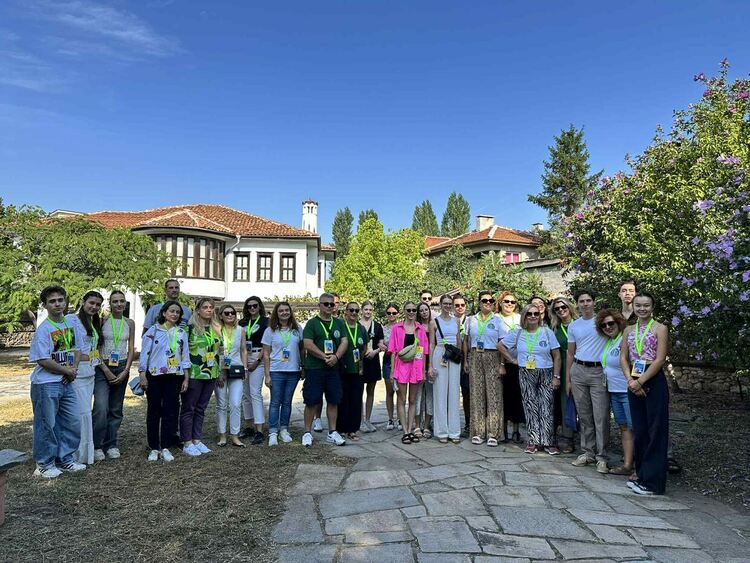 Девойки и младежи от Унгария и Гърция се преобразиха с автентични български народни носии в Хасково