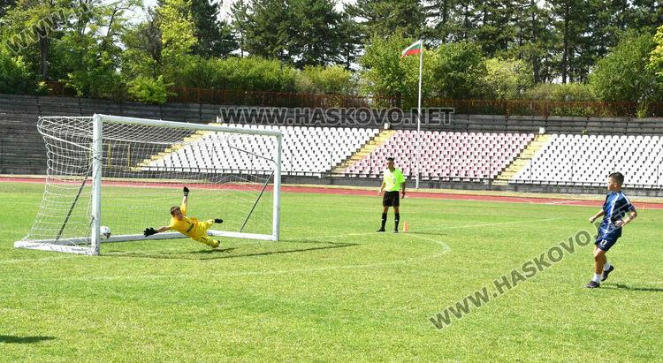 Младите футболисти от Карлово спечелиха турнира „Богомил Попов“ в Хасково 