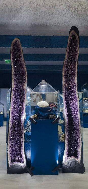 Гигантски аметистови геоди посрещат посетителите на кристална зала „Родопски кристал“